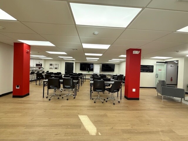 More Photos Of 1917 Welsh Rd, Philadelphia Office For Sale