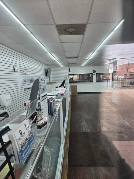 More Photos Of 14206 S Post Oak Rd, Houston General Retail For Sale
