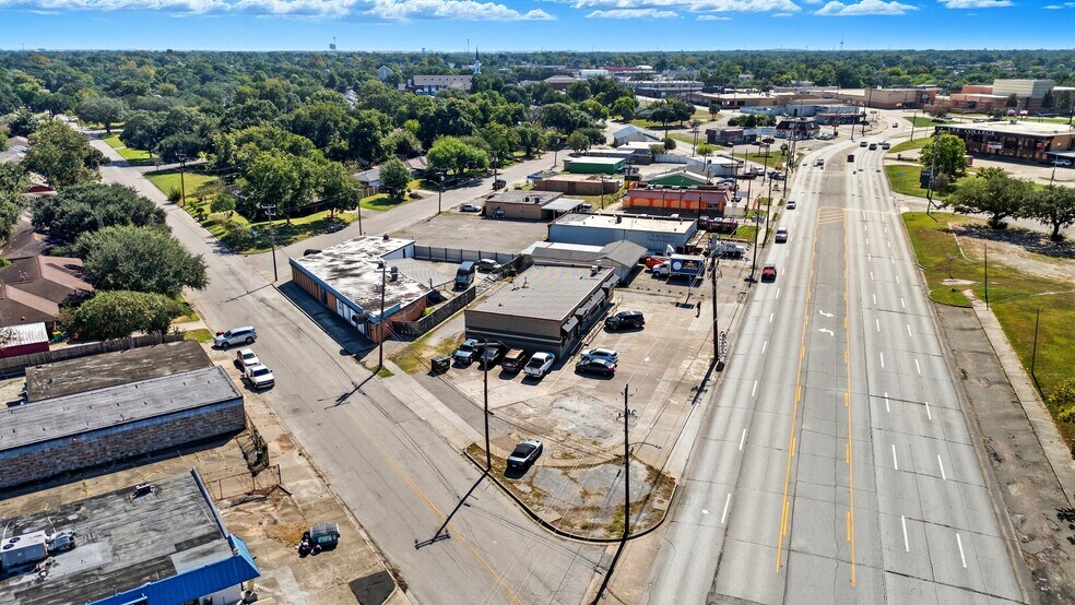 More Photos Of 1024 Decker Dr, Baytown General Retail For Sale