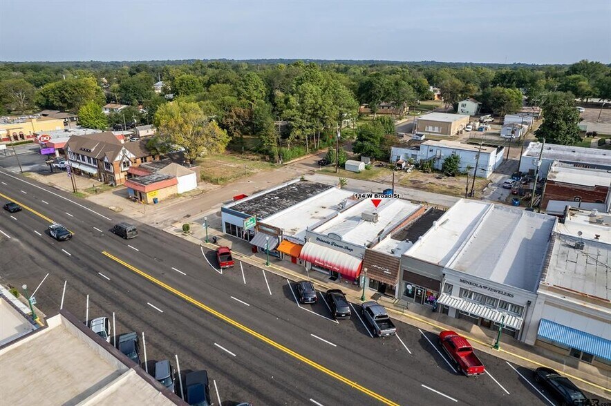 More Photos Of 114 W Broad St, Mineola Storefront For Sale