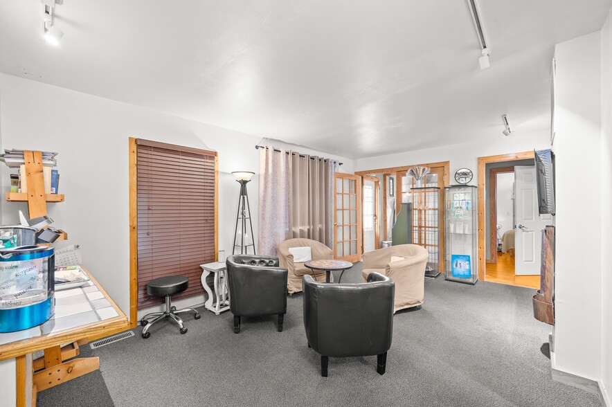 More Photos Of 231 E Buffalo St, New Buffalo Hotel For Sale