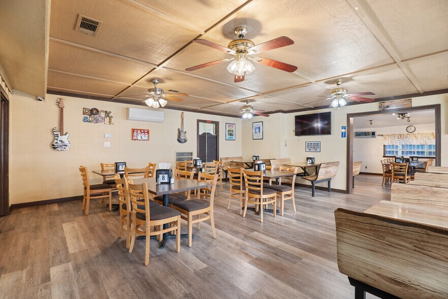 More Photos Of 107 E Main St, Hardy Restaurant For Sale