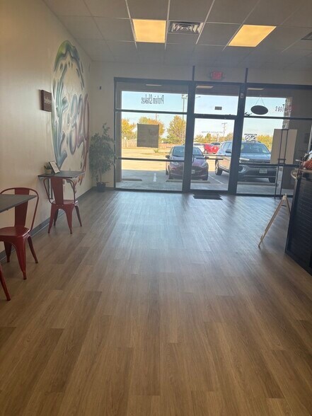 More Photos Of 710 E Sublett Rd, Arlington Unknown For Lease