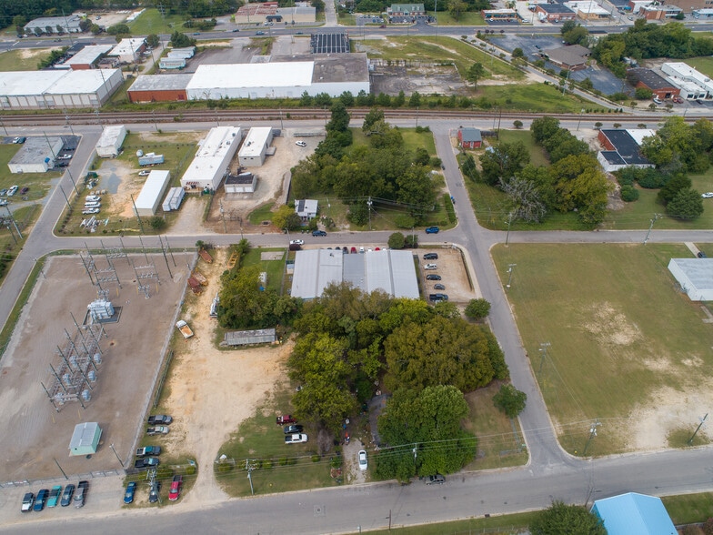 More Photos Of 335-337 McMillan St, Fayetteville Warehouse For Lease