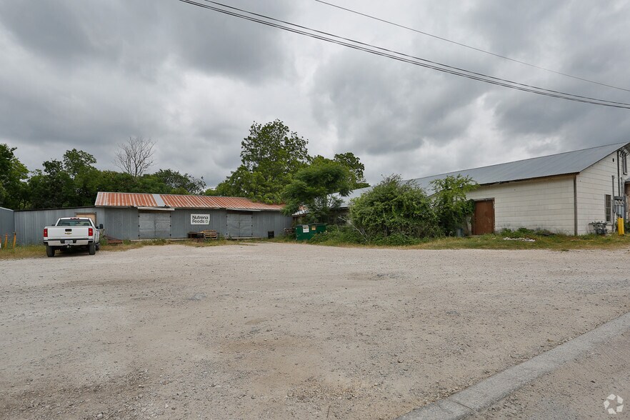 More Photos Of 305-323 N Main St, Boerne Storefront Retail Office For Lease