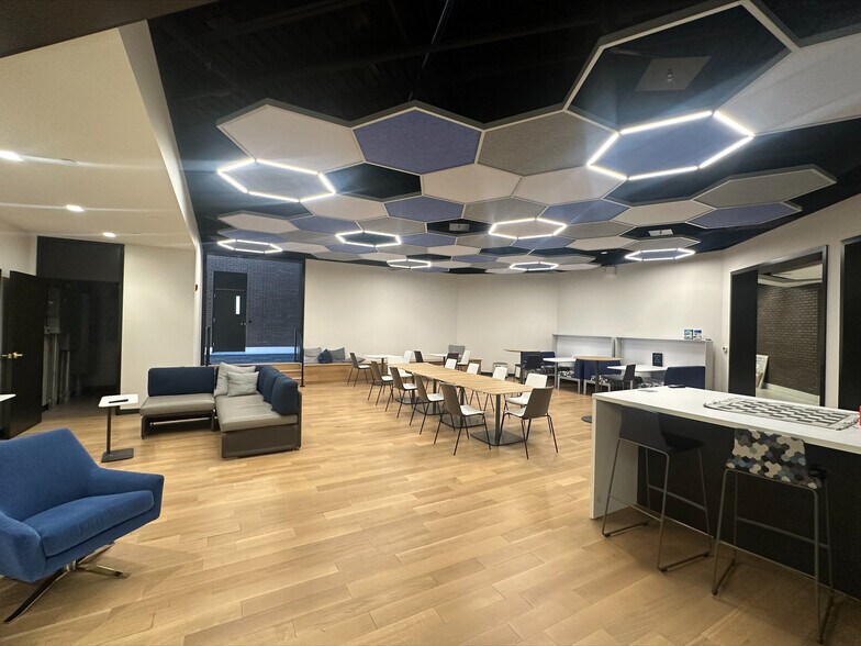 More Photos Of 720-722 N High School Rd, Indianapolis Office For Sale