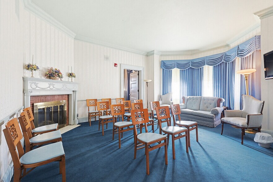 More Photos Of 1501 Lonsdale Ave, Lincoln General Retail For Sale