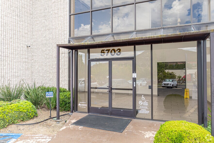 More Photos Of 5703 Corsa Ave, Westlake Village Office For Lease