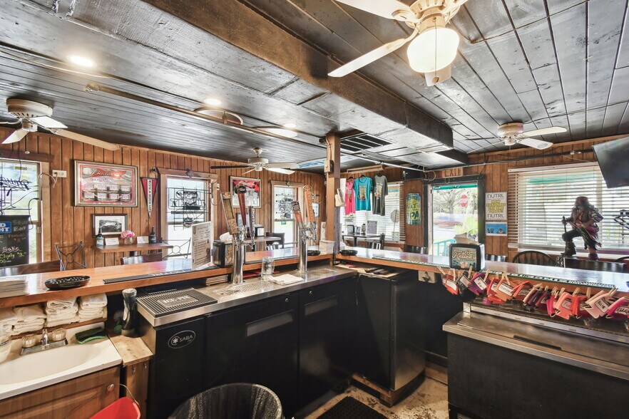 More Photos Of 3007 6th St S, Saint Petersburg Bar For Sale