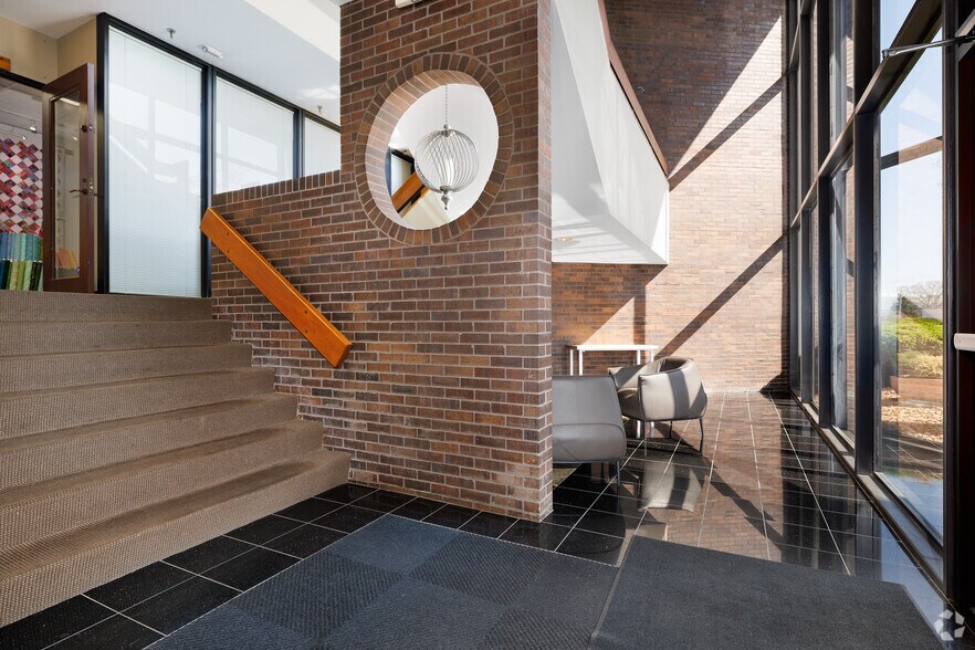 More Photos Of 2055 Craigshire Rd, Saint Louis Office For Lease