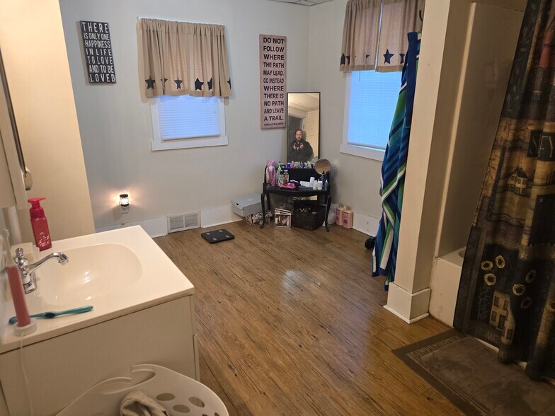More Photos Of 804 Railroad St, Monongahela Specialty For Sale