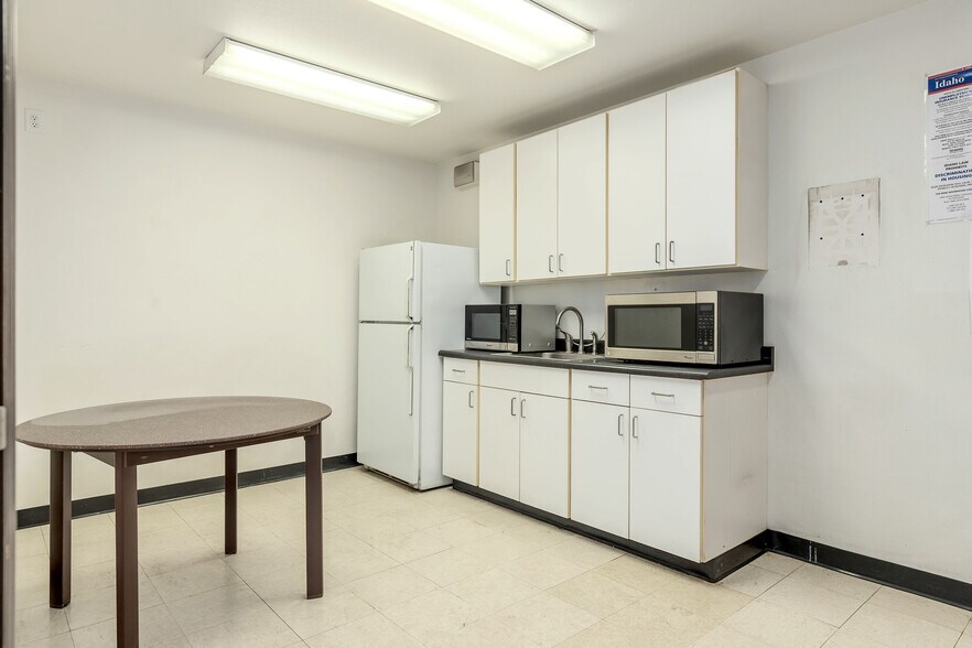 More Photos Of 2957 E Fairview Ave, Meridian Freestanding For Sale