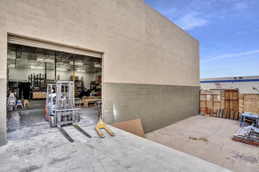 More Photos Of 2960 S Highland Dr, Las Vegas Warehouse For Lease