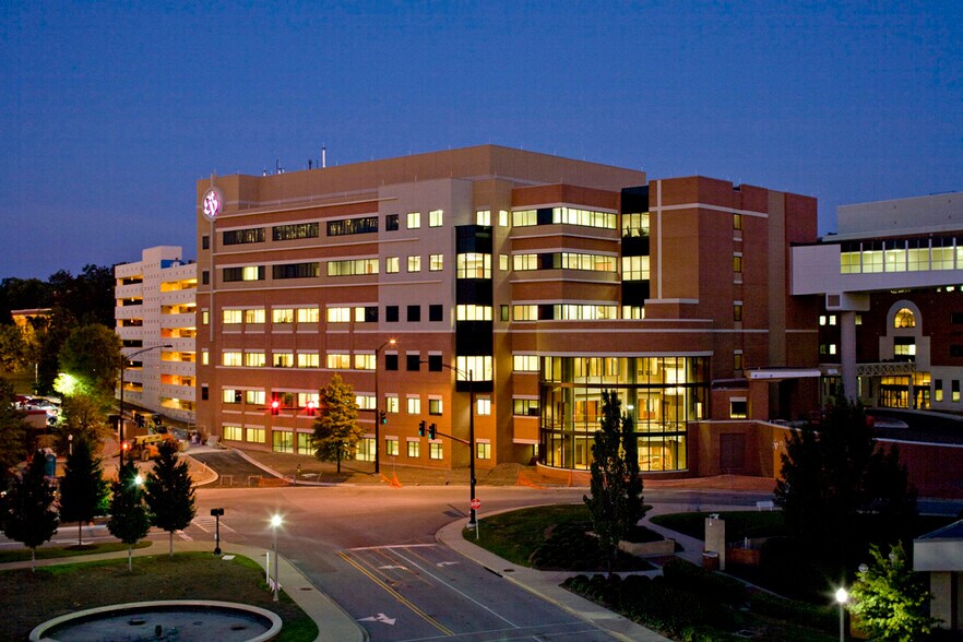 Primary Photo Of 805 Saint Vincents Dr, Birmingham Medical For Lease