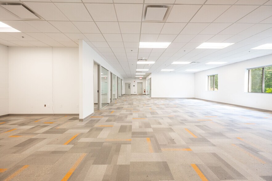 More Photos Of 10 Mile Hill Rd, Newtown Warehouse For Lease