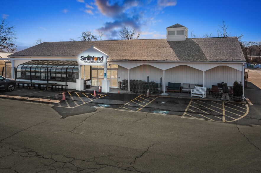 More Photos Of 147 Meriden Rd, Middlefield Garden Center For Lease
