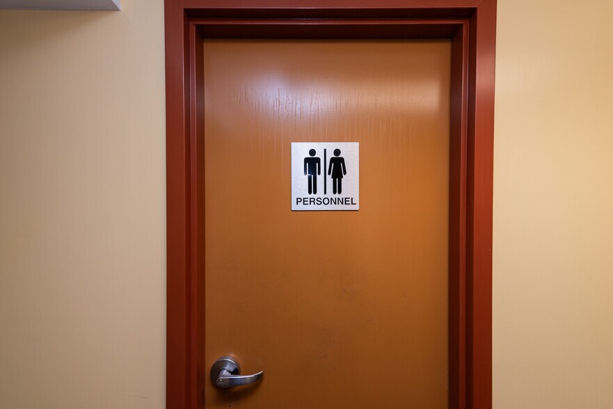 More Photos Of 2464-2466 St Bélanger, Montréal General Retail For Sale