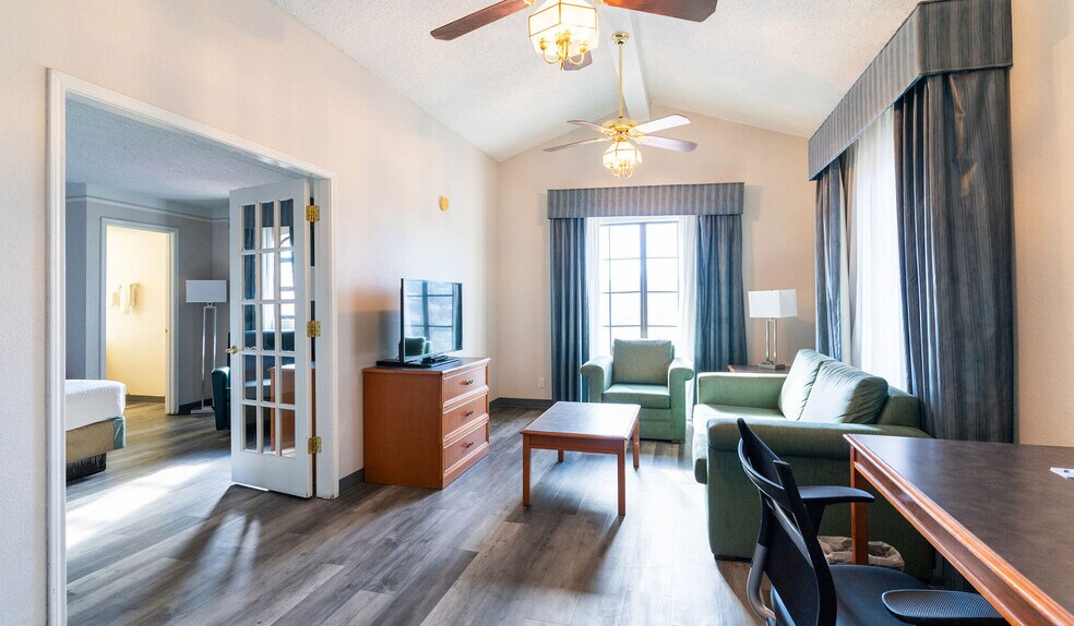 More Photos Of 675 Scott Ave, Farmington Hotel For Sale