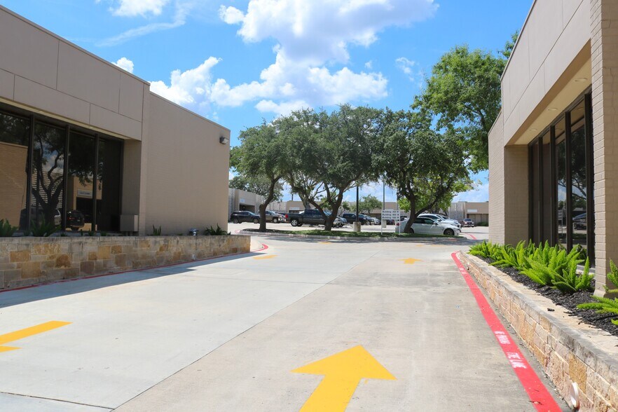 More Photos Of 431 Isom Rd, San Antonio Unknown For Lease