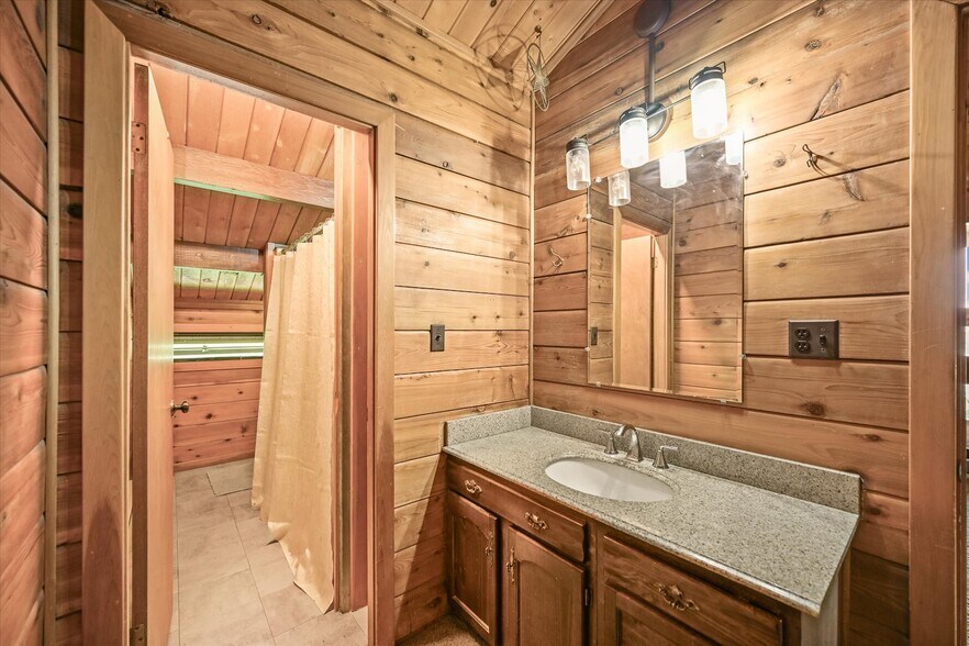 More Photos Of 1335 S Kio St, Watkins Veterinarian Kennel For Sale