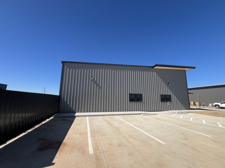 More Photos Of 616 NW 125th st, Oklahoma City Warehouse For Lease