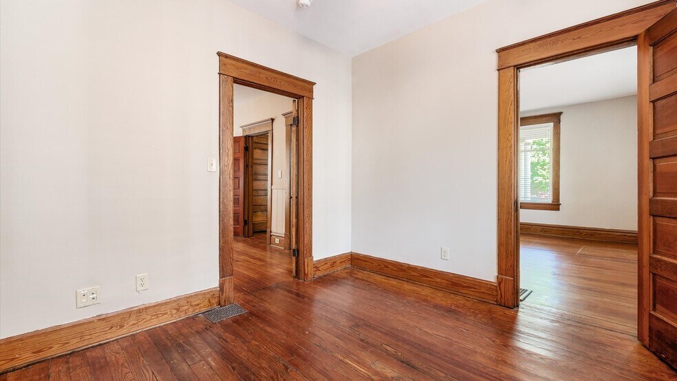More Photos Of 124 S Pearl St, Granville Office Residential For Lease