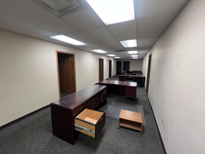 More Photos Of 2626 S Sheridan St, Wichita Warehouse For Lease