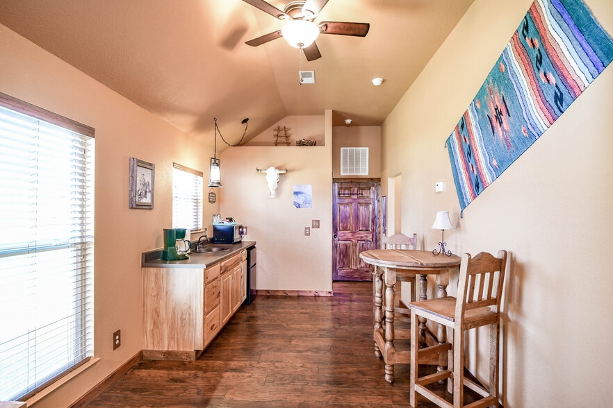 More Photos Of 512 N Travis St, Granbury Hospitality For Sale