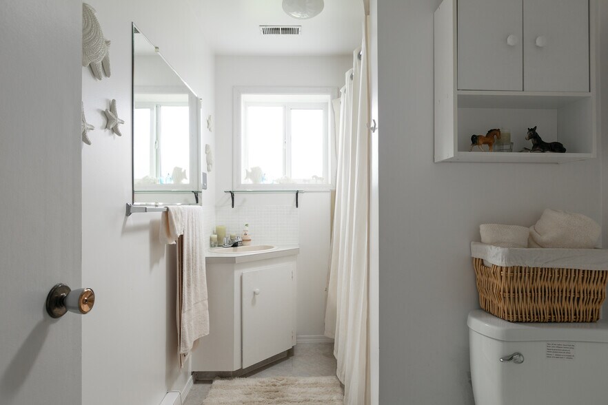 More Photos Of 1605 Garner Rd, Kelowna Specialty For Lease