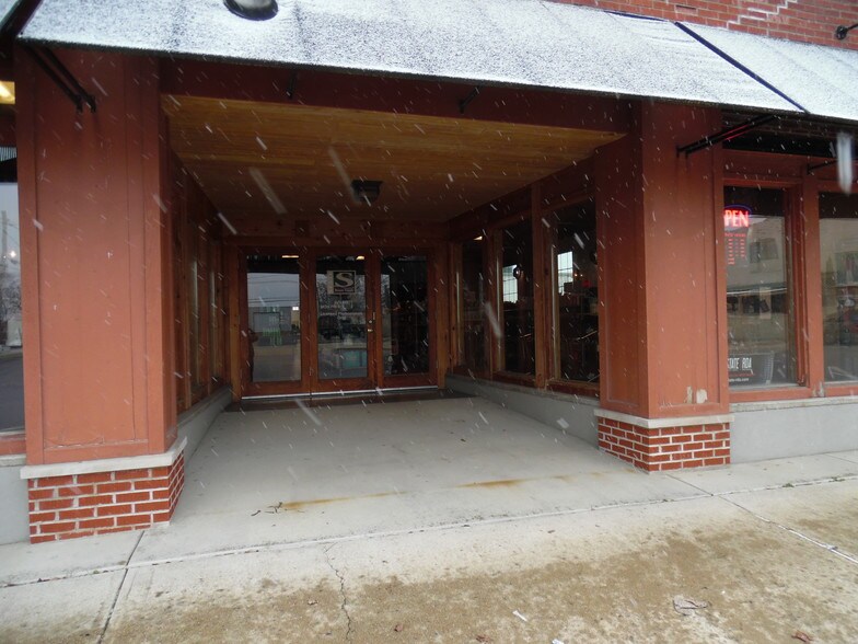 More Photos Of 315 S 9th St, Mount Vernon Showroom For Sale