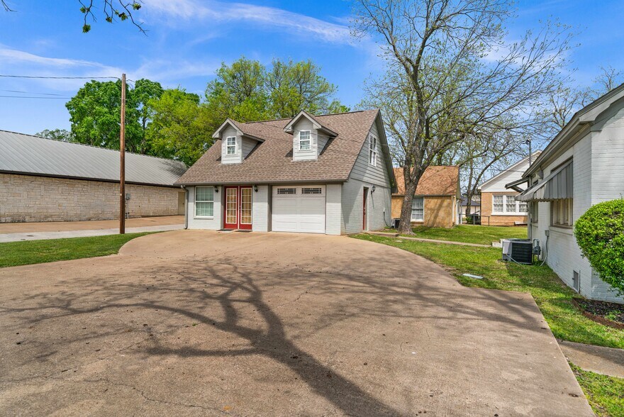 More Photos Of 209 S Main St, Lindale Loft Creative Space For Sale