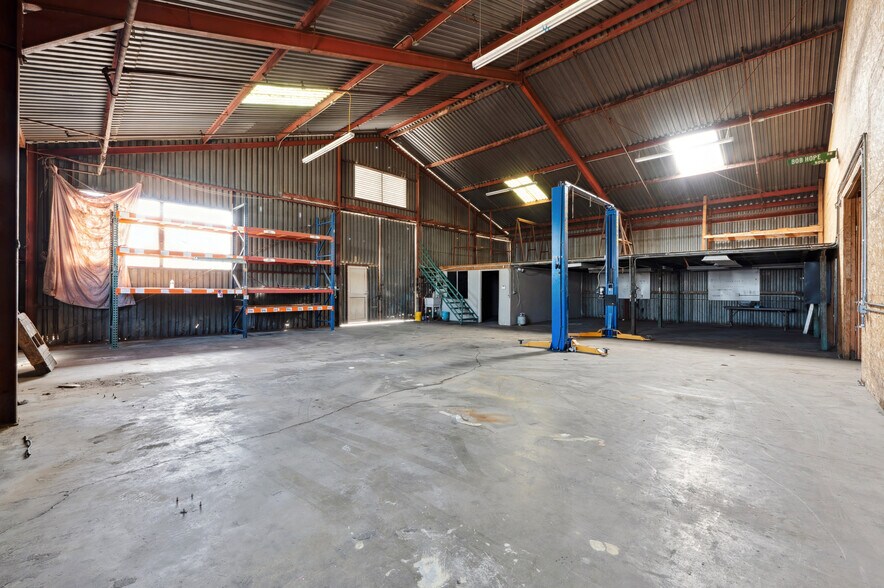 More Photos Of 8426-8428 San Fernando Rd, Sun Valley Warehouse For Lease