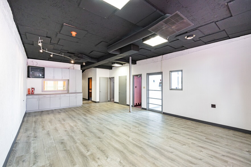 More Photos Of 4616 W Fullerton Ave, Chicago Light Manufacturing For Sale