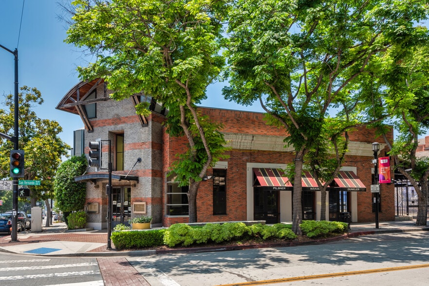 More Photos Of 145 S San Fernando Blvd, Burbank Restaurant For Lease