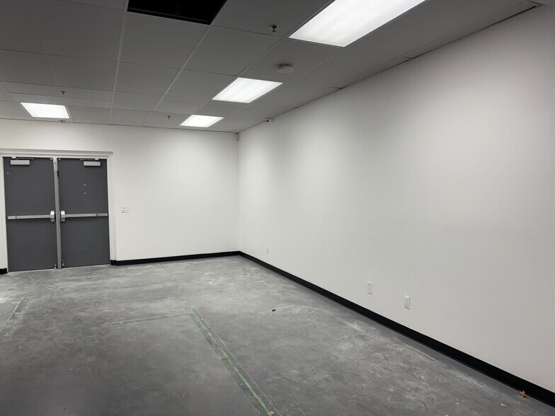 More Photos Of 68625 Perez Rd, Cathedral City Showroom For Lease