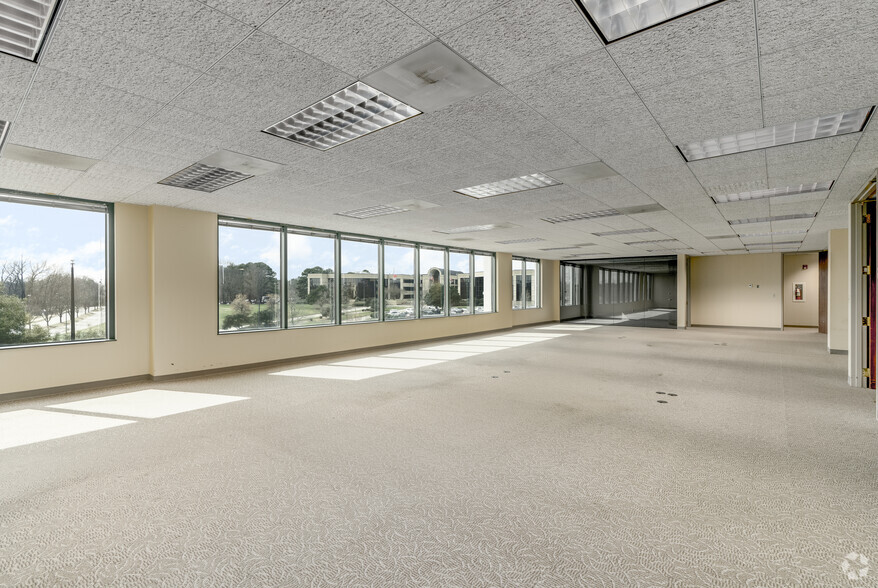 More Photos Of 9144 Arrowpoint Blvd, Charlotte Office For Sale