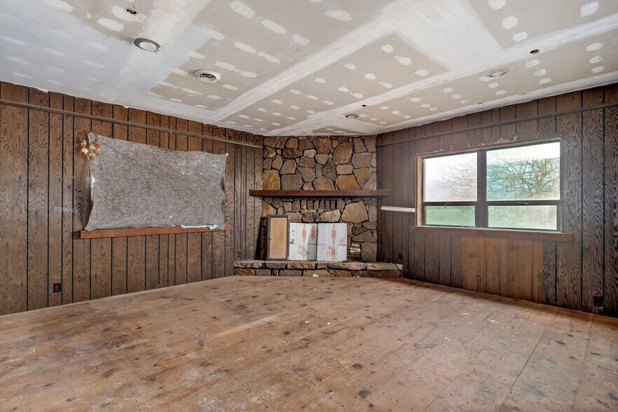 More Photos Of 504 Airport Rd, Crane Warehouse For Sale