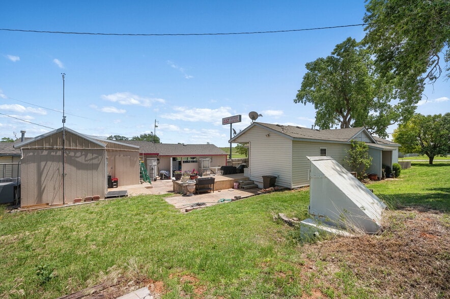 More Photos Of 10277 N 2130 Rd, Foss Convenience Store For Sale