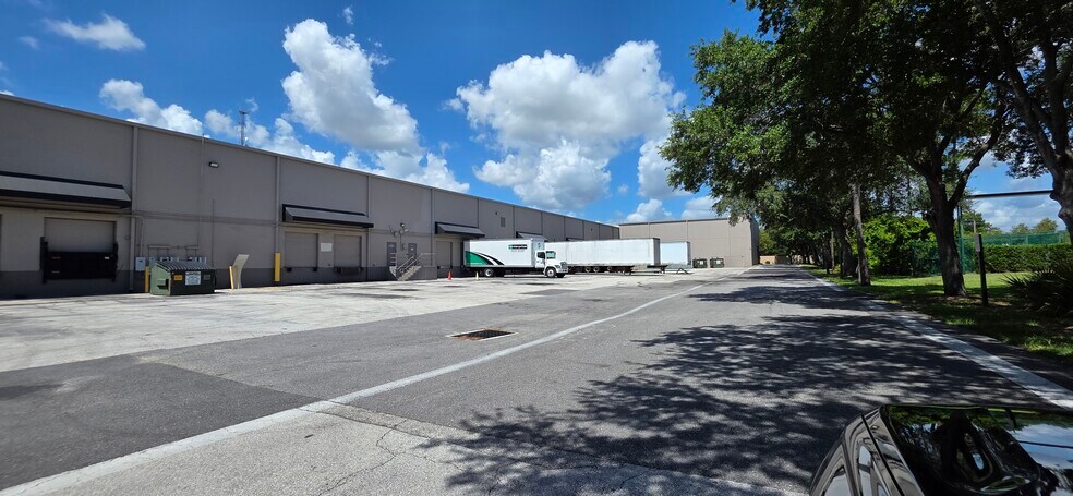 More Photos Of 7810 Kingspointe Pky, Orlando Warehouse For Lease
