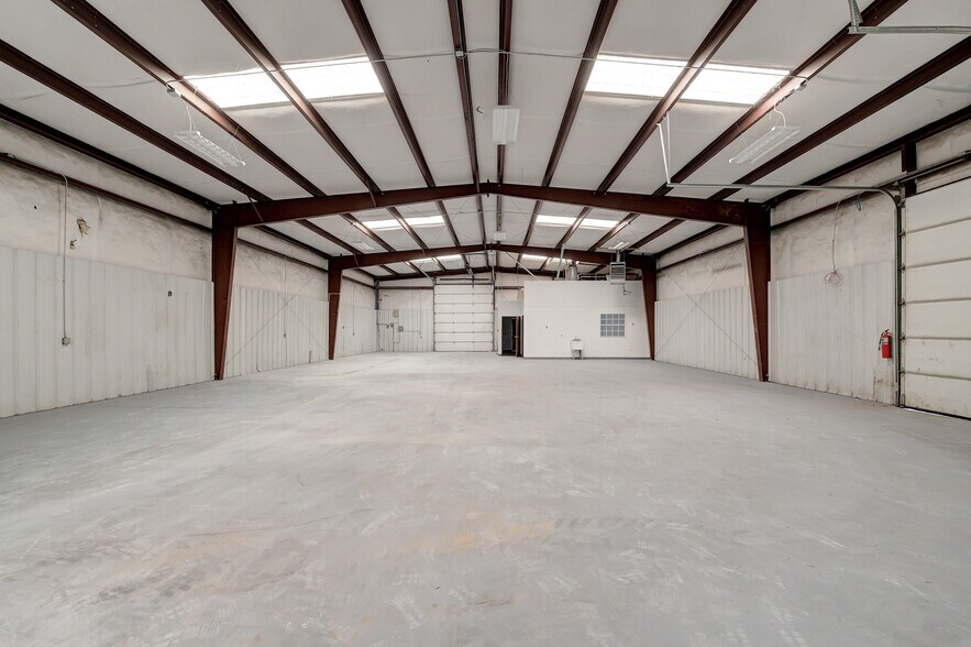 More Photos Of 412 Glade Ave, Oklahoma City Manufacturing For Lease
