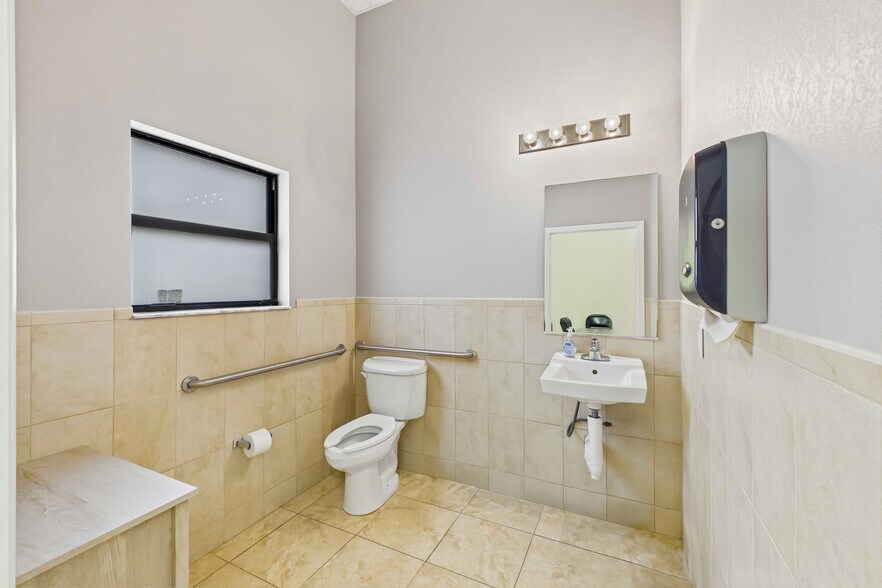 More Photos Of 1010 NE 9th St, Cape Coral Office For Sale