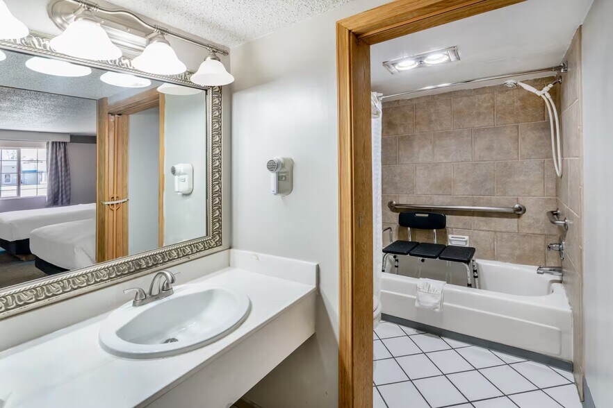 More Photos Of 903 Main St, Delta Hotel For Sale