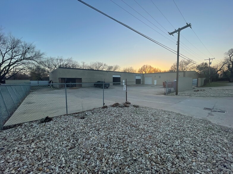 More Photos Of 11320 Mosier Valley Rd, Fort Worth Warehouse For Lease