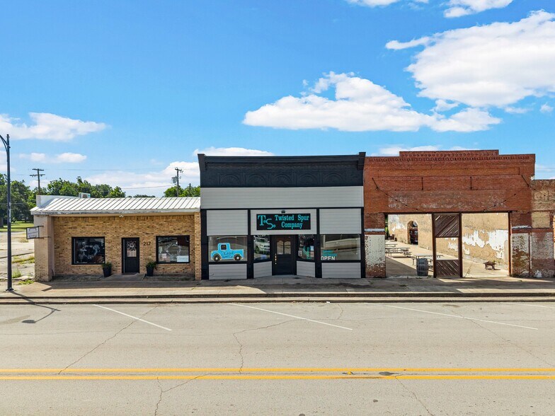 Primary Photo Of 219 Ave C, Rosebud General Retail For Sale