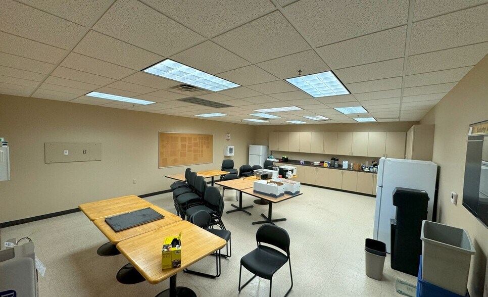 More Photos Of 301 W Longbotham Dr, Groesbeck Warehouse For Sale