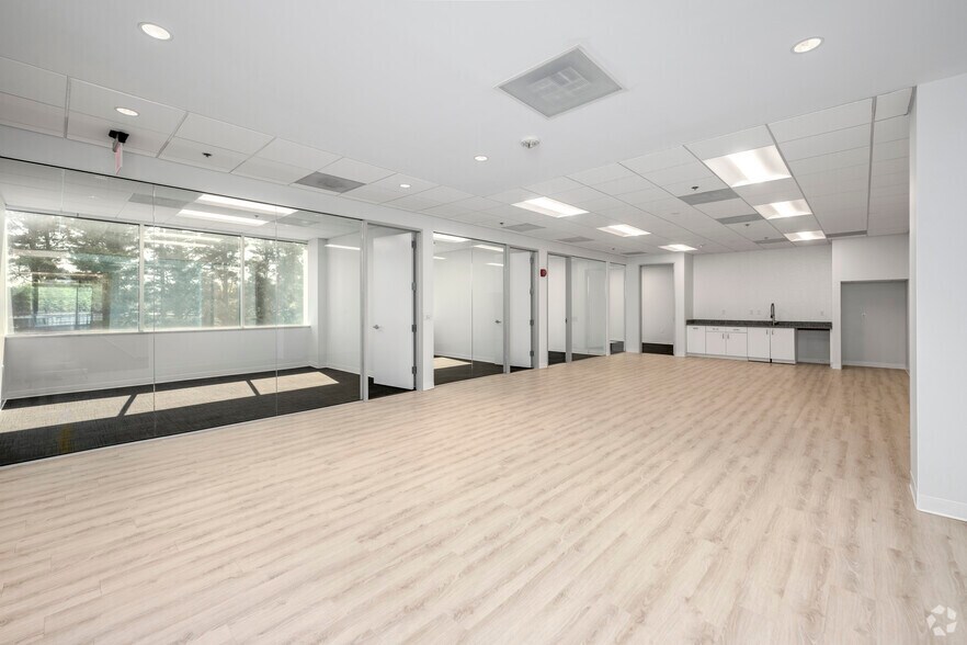 More Photos Of 555 Quince Orchard Rd, Gaithersburg Office For Sale