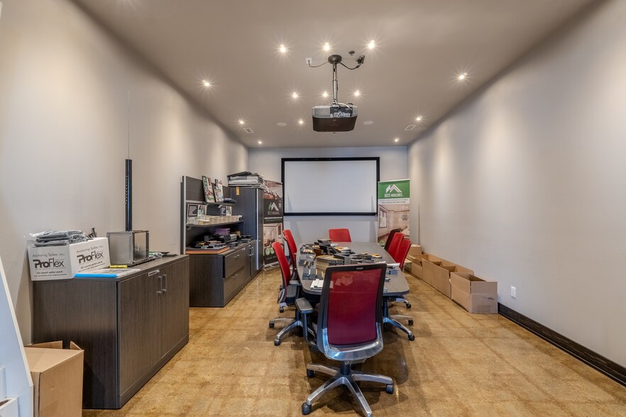 More Photos Of 8600 Pl Upton, Montréal Warehouse For Sale