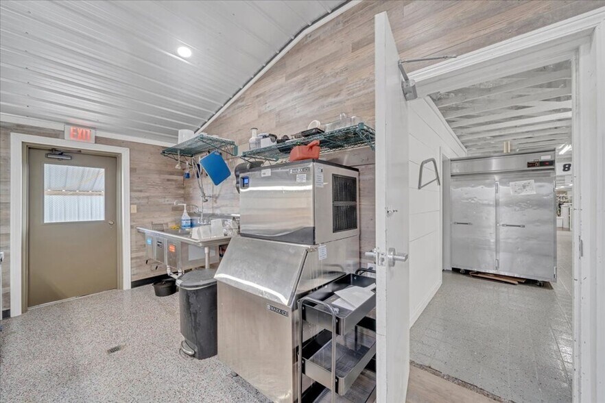More Photos Of 1600 E Oglethorpe Blvd, Albany Freestanding For Sale