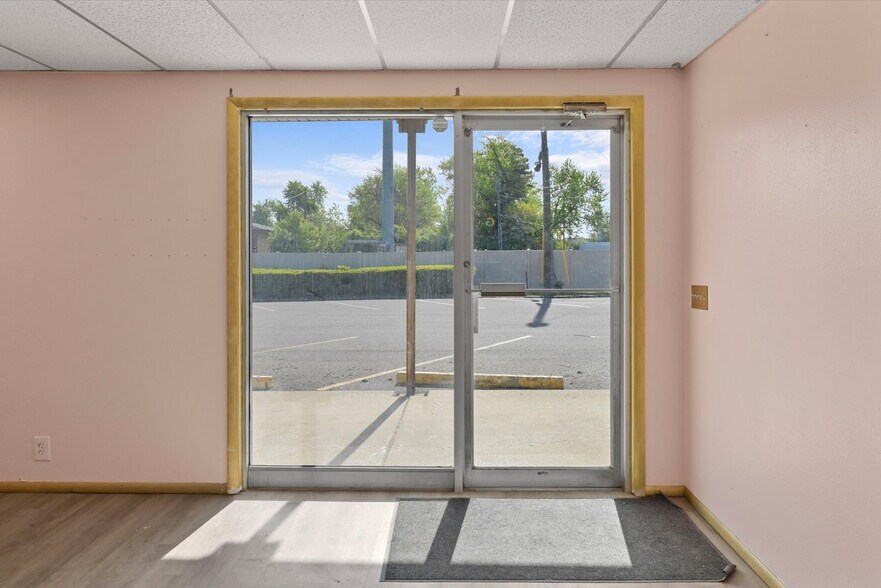 More Photos Of 3414 Dorr St, Toledo Flex For Lease