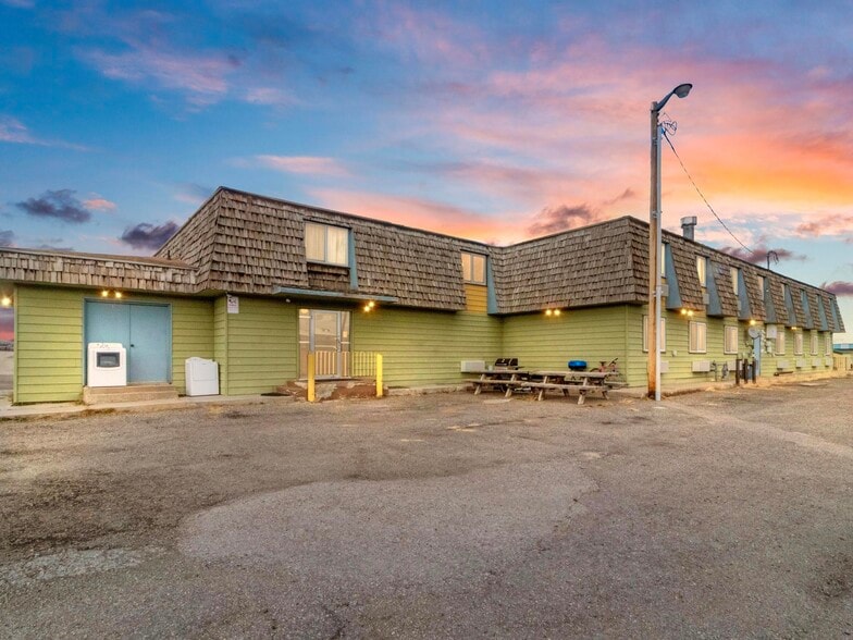 More Photos Of 1806 E Cedar Ave, Rawlins Hotel For Sale